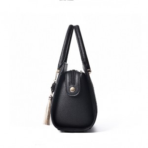 Lady handbag in crocodile grain-black