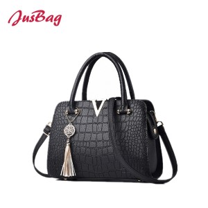 Lady handbag in crocodile grain-black